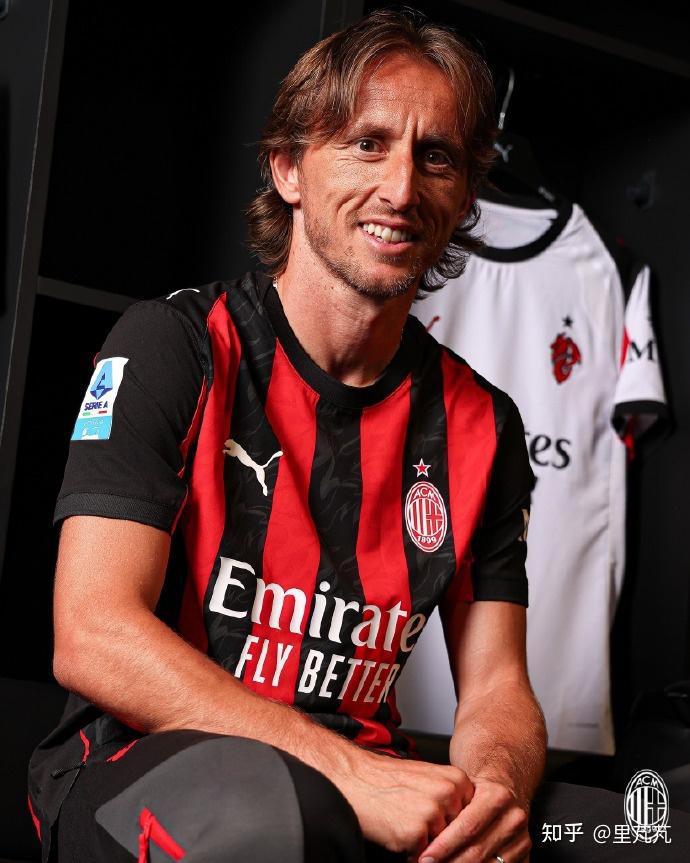 足球国足备战进入冲刺阶段，全队封闭训练